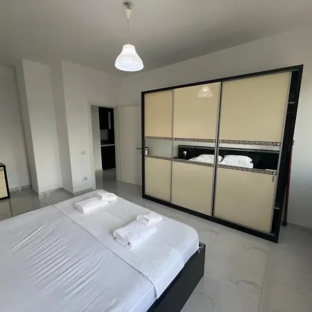 Iona Golem 2 Apartment Polisi i Vogel